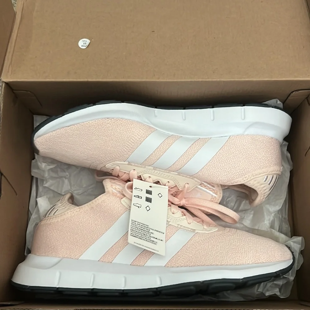 NEW WITH TAGS ADIDAS SWIFT RUN SNEAKER - Picture 3 of 4